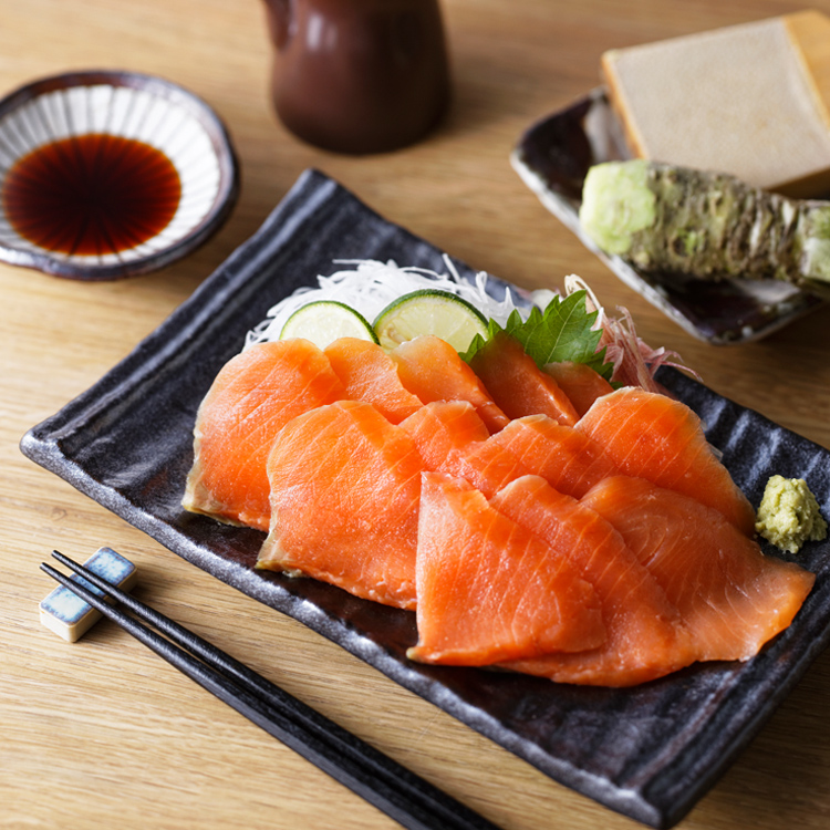 お刺身サーモン 天然秋鮭のさっぱりとした味わい ： 佐藤水産のお取り寄せ通信販売・北海道の鮭・海産物グルメギフト通販