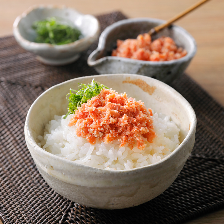 鮭たっぷり明太子和え 明太子のプチプチ食感と細かくほぐした鮭が合う 佐藤水産のお取り寄せ通信販売 北海道の鮭 海産物グルメギフト通販